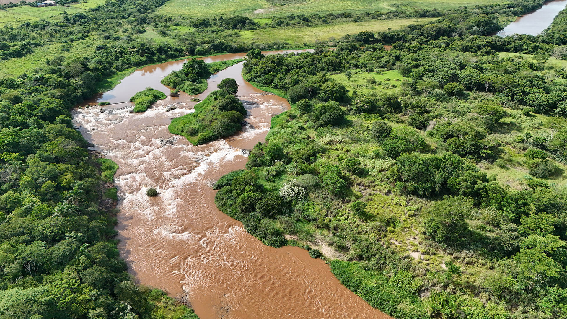 Corredeiras e ilhas fluviais do rio Pirapó