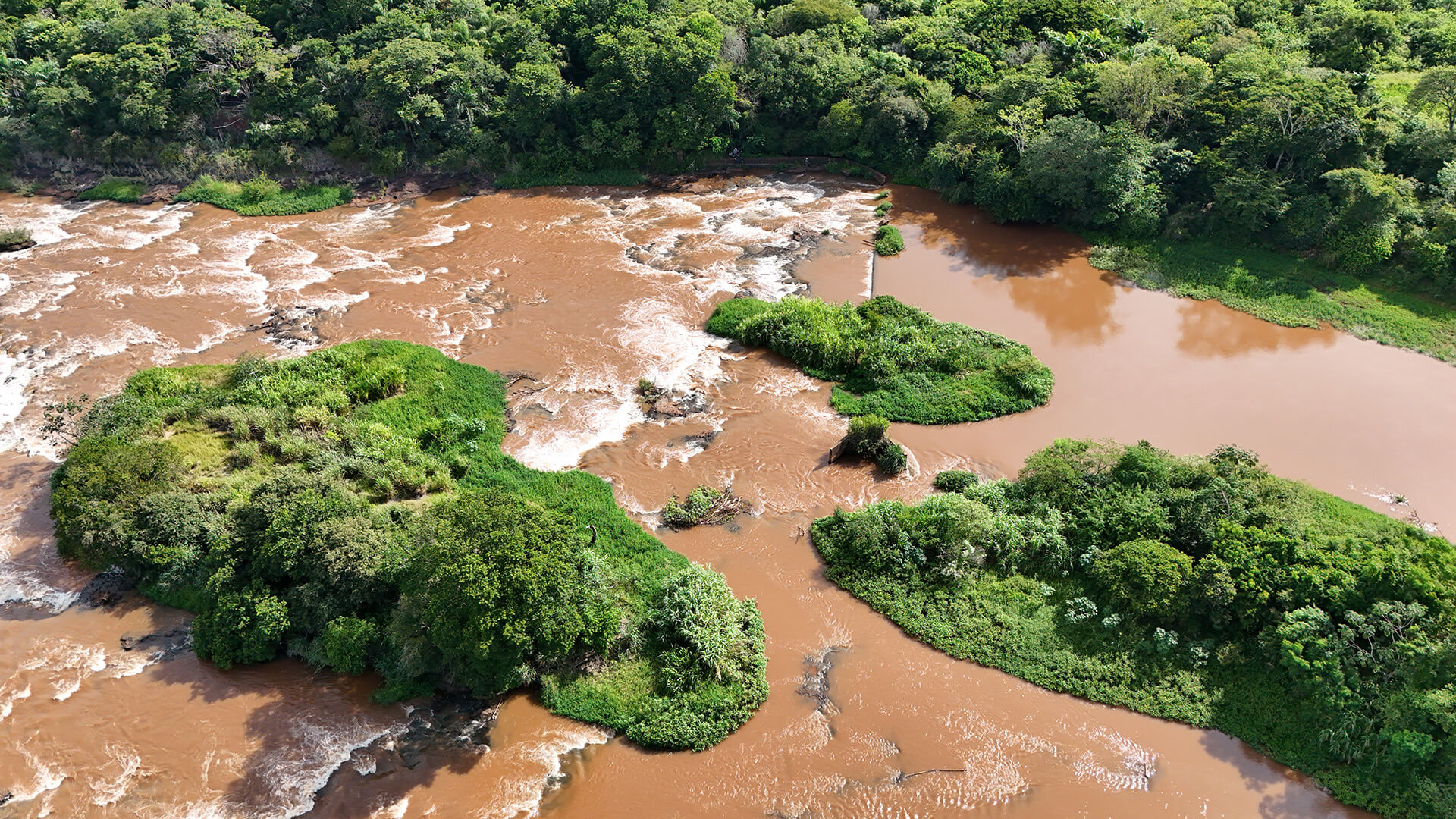 Detalhe aéreo das corredeiras e ilhas do rio Pirapó